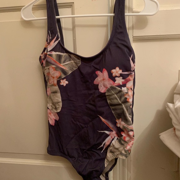 One Piece bathing suit - Picture 1 of 2